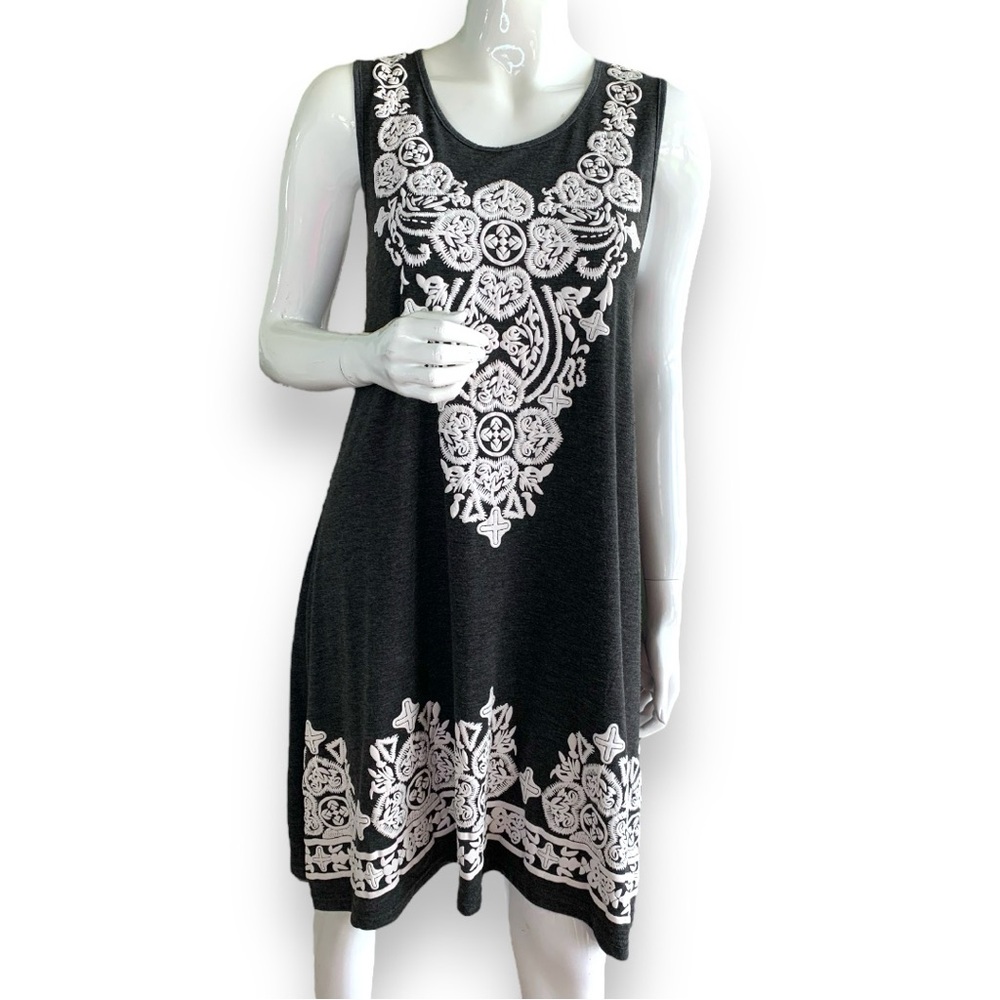FOXXY BLACK RAYON SHIFT DRESS WITH WHITE EMBELLISHMENTS. WOMEN’S SIZE LARGE.